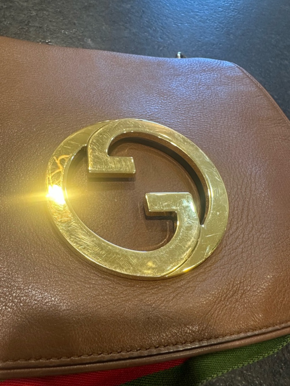 Gucci Tan Leather Shoulder Bag with Gold Logo - Picture 9 of 10